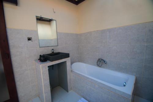 A bathroom at Kampuak Cottages