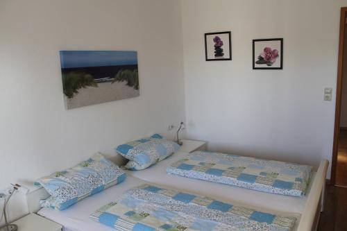 a bedroom with two beds and a picture of the beach at Nahe am See in Überlingen