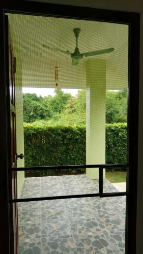 Taman di luar Ban Khan LeeMa