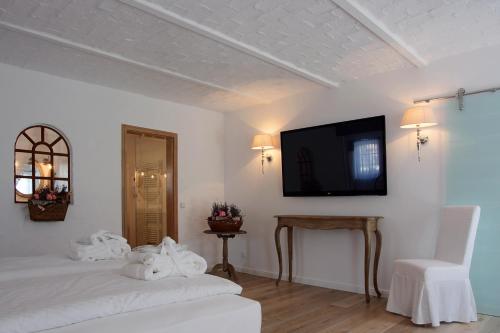 a hotel room with two beds and a flat screen tv at Spreewaldresort Seinerzeit in Schlepzig