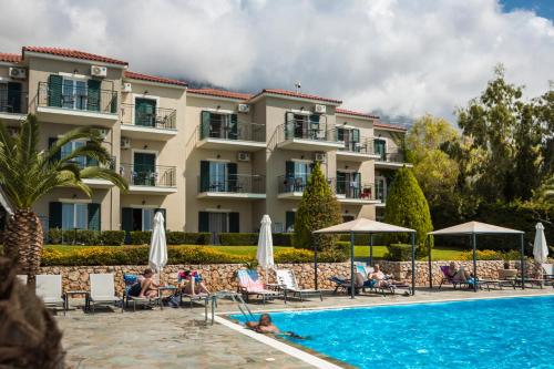 Antonia Hotel في Vlachata: منتجع فيه مسبح و ناس جالسين كراسي