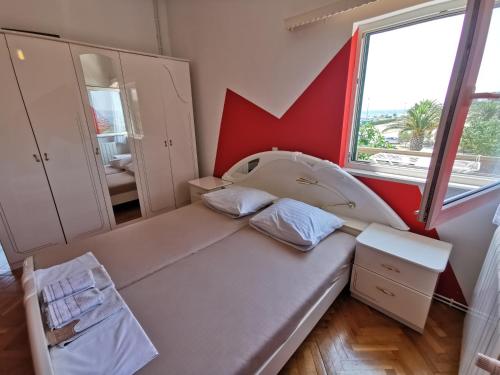 Cette petite chambre comprend un lit et une fenêtre. dans l'établissement Apartment Čirko, à Kaštela