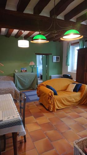- un salon avec un canapé au milieu d'une pièce dans l'établissement Longère du sud Touraine au Coeur du Val de Loire, à Saint-Jean-Saint-Germain