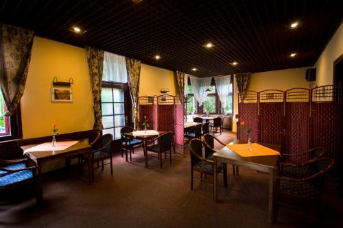 ein Restaurant mit Tischen und Stühlen in einem Zimmer in der Unterkunft Pension65 in Police nad Metují