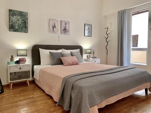 Nadia's apartment , Athens