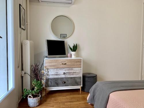 Nadia's apartment , Athens