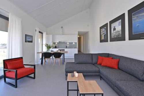 a living room with a couch and a table at Appartement voor 4 personen aan d'Ouwe Haven in Kamperland in Kamperland