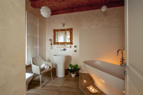 La salle de bains est pourvue d'une baignoire, d'un lavabo et d'un miroir. dans l'établissement I Fiumi Di Navona, à Rome