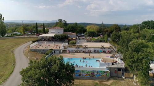 una vista aérea de una piscina en un complejo en Charmant camping Familiale 3 Etoiles vue 360 plage piscine à débordement empl XXL, en Labeaume
