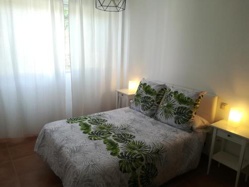 een kleine slaapkamer met een bed en 2 lampen bij El Arrecorzo by #cherrygredos in El Arenal