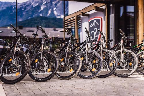 un groupe de vélos garés devant un magasin dans l'établissement Stockinggut by AvenidA Hotel & Residences, à Leogang