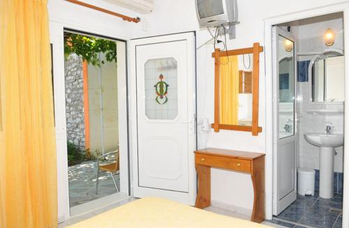 Cette chambre comprend une salle de bains pourvue d'un lavabo et de toilettes. dans l'établissement Chrisi Akti Hotel, à Skala Potamias
