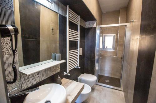 A bathroom at Bayard101