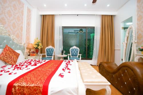 Postel nebo postele na pokoji v ubytování King's Hotel Yên Hòa