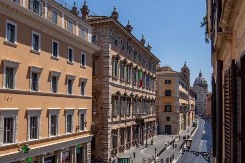 vista su una strada in una città con edifici di I Fiumi Di Navona a Roma