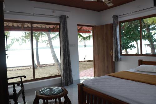 Een bed of bedden in een kamer bij Cheenavala Fishing Homestay