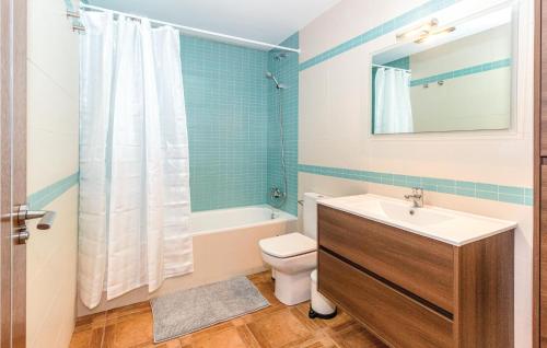 コンペタにあるStunning Home In Cmpeta With Wifiのバスルーム(洗面台、トイレ、シャワー付)