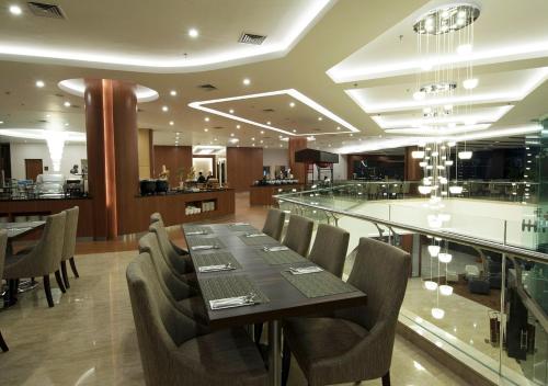 Ein Restaurant oder anderes Speiselokal in der Unterkunft Avenzel Hotel & Convention Cibubur 