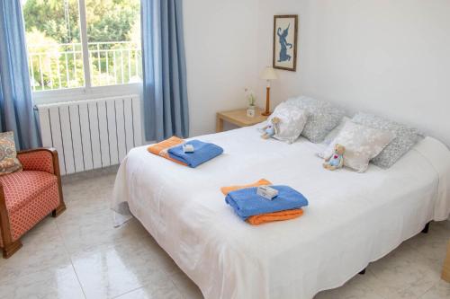 a bedroom with a bed with towels on it at The Yellow House in Mataelpino