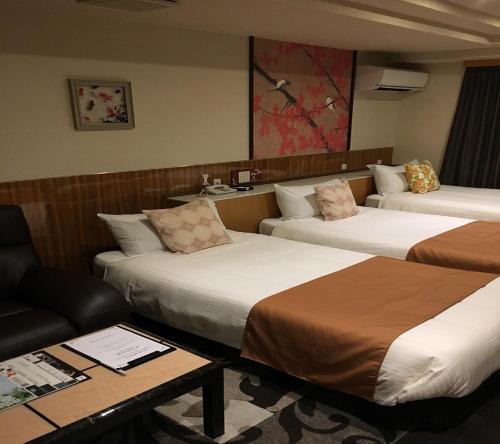 Giường trong phòng chung tại Hotel Kanade Osaka Namba