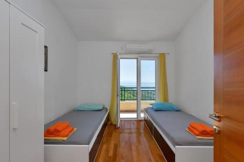 Posteľ alebo postele v izbe v ubytovaní Villa Makar,heated pool,gym,grill,seaview