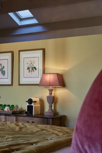 a bedroom with a bed and a lamp and a toaster at Le Pré de l'Aube in Montjoyer