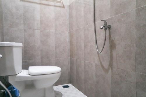 Ванная комната в RedDoorz Syariah near Exit Tol Malang