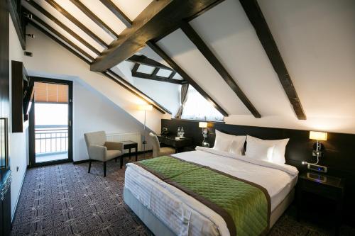ein Schlafzimmer mit einem Bett und einem Schreibtisch in einem Zimmer in der Unterkunft Castelnor in Păltiniş