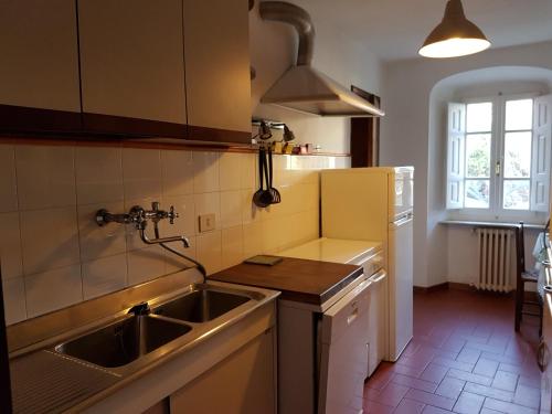 una cucina con lavandino e piano di lavoro di Antico Uliveto a Seravezza