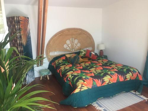 - une chambre avec un lit et une couverture colorée dans l'établissement Insolite Bois Cailloux avec Spa, à Saint-Remèze