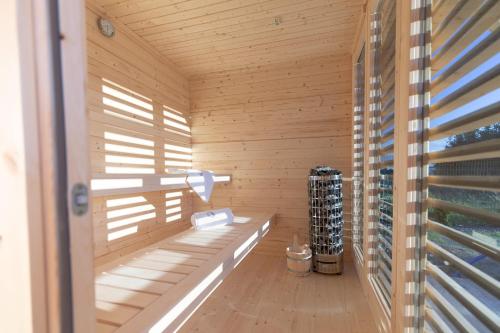 トシェンサチにあるTRZĘSAWISKOの木製サウナ(ベンチ付)