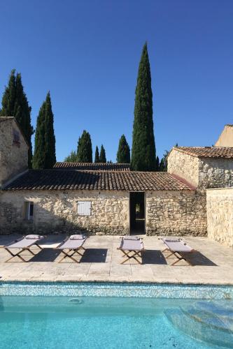 un immeuble avec une piscine devant un immeuble dans l'établissement Domaine de Carraire, à Aix-en-Provence