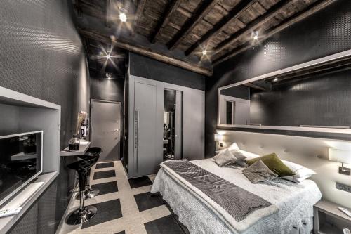 ein Schlafzimmer mit einem Bett in einem schwarzen Zimmer in der Unterkunft Piazza di Spagna Luxury Apartment in Rom