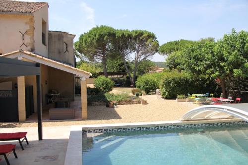 une piscine devant une maison dans l'établissement Clos de la Madone, à Flaux
