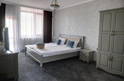 a bedroom with a white bed and a window at Prity Sport Botique Hotel in Gorna Oryakhovitsa