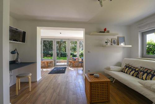 salon z kanapą i stołem w obiekcie Apartment Balthazar w Rovinj