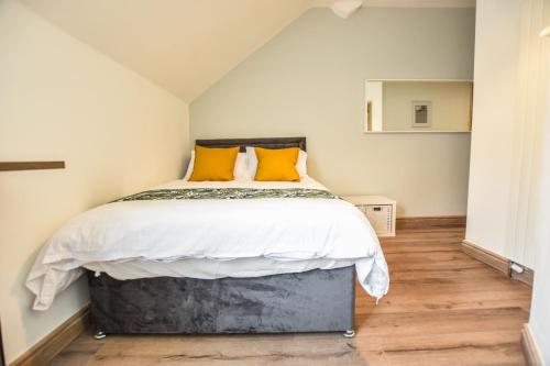 Postel nebo postele na pokoji v ubytování Regency GuestHouse Manchester North