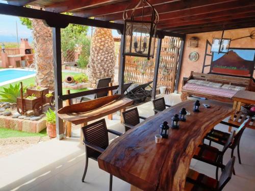 Arico ViejoにあるAlmendroの木製テーブルとピアノ付きの部屋