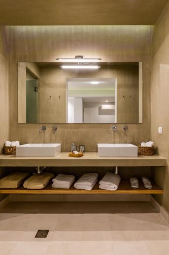 a bathroom with two sinks and a large mirror at Elios Private Living in Neo Klima