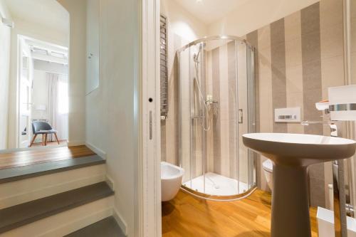bagno con doccia, lavandino e servizi igienici di San Niccolò hidden gem suite a Firenze