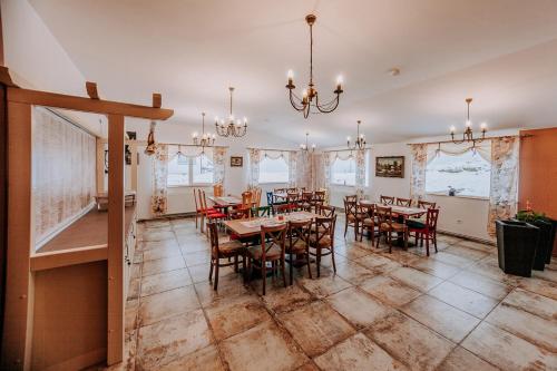a dining room with wooden tables and chairs at Vila Paltinis in Păltiniş