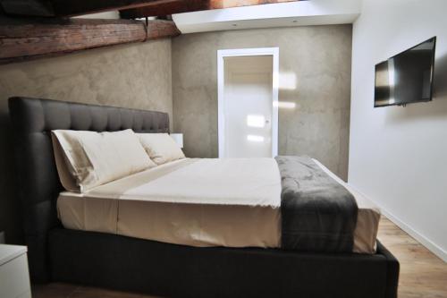 Un pat sau paturi într-o cameră la Moscova Attic Near Duomo