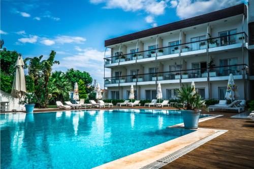 una gran piscina frente a un hotel en OTEL YENi, en Cesme