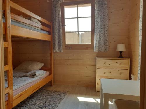 Tempat tidur susun dalam kamar di Domki w Charzy pod Kotwica - Charzykowy
