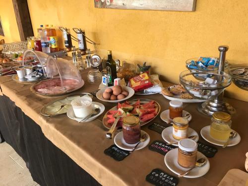 ein Tisch mit vielen Tellern voller Essen in der Unterkunft Baglio Pocoroba in Calatafimi