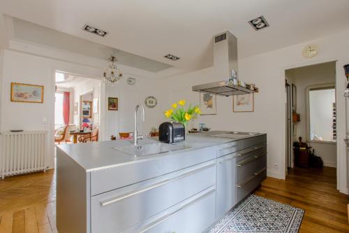 une cuisine avec un évier et un plan de travail dans l'établissement Charming apartment - district Vaugirard by Weekome, à Paris