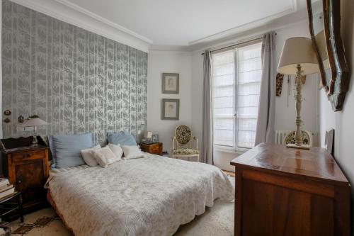 Кровать или кровати в номере Charming apartment - district Vaugirard by Weekome
