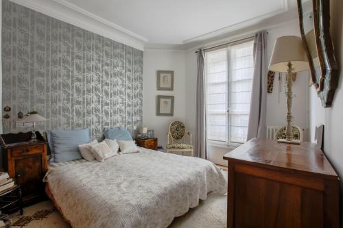 une chambre avec un lit, un bureau et une fenêtre dans l'établissement Charming apartment - district Vaugirard by Weekome, à Paris