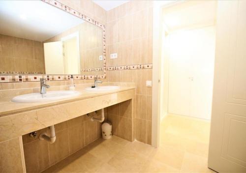 een badkamer met 2 wastafels en een grote spiegel bij Apartment AMARA in Estepona