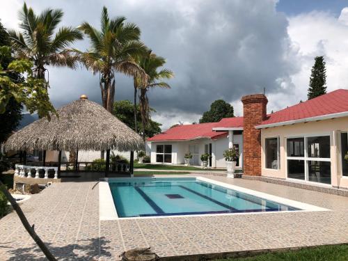 - une piscine en face d'une maison dans l'établissement El Bongo de Chinauta, à Fusagasuga